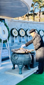 헌화하고 있는 세종로국정포럼 박승주 이사장