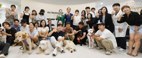 건국대학교 동물병원 산하 ‘KU 아임도그너(KU I’M DOgNOR) 헌혈센터’가 26일 개최한 헌혈견 은퇴식에서 은퇴견과 보호자, 내외빈이 단체 기념 촬영을 하고 있다. 맨 뒷줄 가운데 학교법인 건국대학교 유자은 이사장