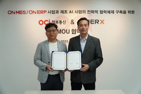 (왼쪽부터) 박정윤 인터엑스 대표와 김광호 OCI정보통신 대표가 MOU 체결 후 기념사진을 촬영하고 있다