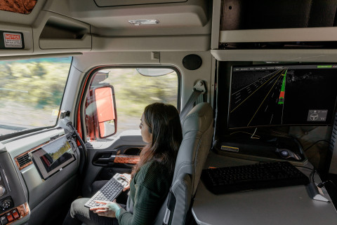 코디악 로보틱스의 장거리 자율주행 트럭은 고속도로에서 사람의 개입 없이 하루 최대 20시간까지 이동할 수 있다. 현재 시스템 시험 운용 베타 단계에서만 운전자가 조수석에 탑승하고 있다