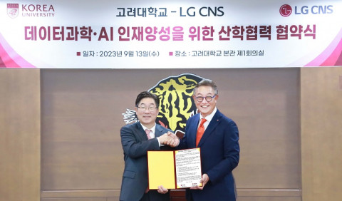 왼쪽부터 고려대학교 김동원 총장과 LG CNS 현신균 대표이사가 협약식에서 기념 촬영을 하고 있다