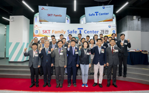 맨 앞줄 왼쪽부터 고광훈 한국기술교육대학 교수, 최성원 한국산업안전보건공단 교육홍보이사, 류경희 고용노동부 산업안전보건본부장, 강종렬 SK텔레콤 CSPO(안전보건 최고경영책임자), 전환희 SK텔레콤 노동조합위원장, 김정복 SK오앤에스 대표, 이응준 SK TNS 대표
