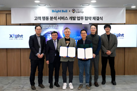 왼쪽부터 브라이트벨 김일유 이사, 신성인 대표, 박종현 대표, 비주얼캠프 석윤찬 대표, 이승우 이사, 정민희 이사가 업무협약 체결 후 기념 촬영을 하고 있다