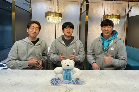 스노우플레이크, 국내 첫 ‘데이터 슈퍼히어로’ 3명 선정. 왼쪽부터 넥슨 이재면 데이터 엔지니어, 더핑크퐁컴퍼니 한예성 소프트웨어 엔지니어, 메가존클라우드 Cloud SA 데이터팀 최경진 팀장