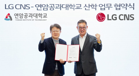 왼쪽부터 연암공과대학교 안승권 총장과 LG CNS 현신균 대표이사가 협약식에서 기념 촬영을 하고 있다