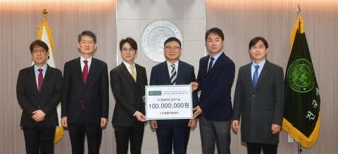 3월 20일 오전 건국대 행정관에서 진행된 기부식에서 참석자들이 기념 촬영을 하고 있다. 왼쪽부터 이승창 실장, 이현출 처장, 서상혁 원장, 전영재 총장, 최이돈 대표원장, 윤헌영 동물병원장