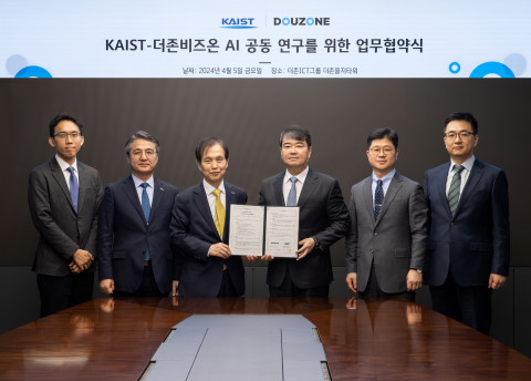 5일 서울 중구 더존을지타워에서 열린 ‘KAIST-더존비즈온 AI 공동 연구를 위한 업무협약식’에서 참석자들이 기념촬영을 하고 있다