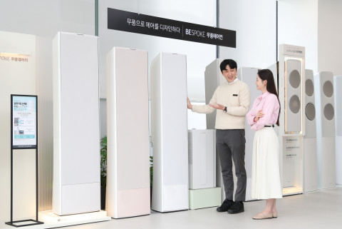 삼성스토어 강서에서 매니저가 무풍에어컨을 소개하고 있다. 삼성스토어는 삼성전자 무풍에어컨 누적 판매 1000만 대 돌파 기념 이벤트를 진행한다