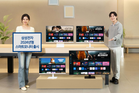 삼성전자 모델이 삼성스토어 청담점에서 홈 라이프 활용성을 강화한 2024년형 스마트모니터를 소개하고 있다