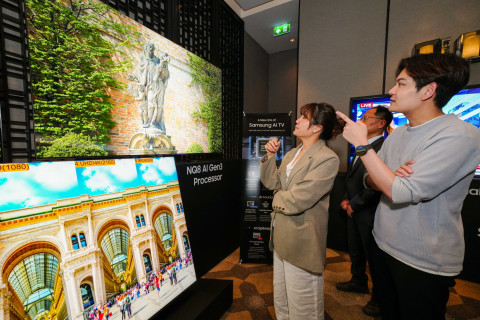 참석자들이 ‘2024 동남아 테크세미나’에서 삼성전자 2024년형 Neo QLED 8K 신제품을 살펴보고 있다