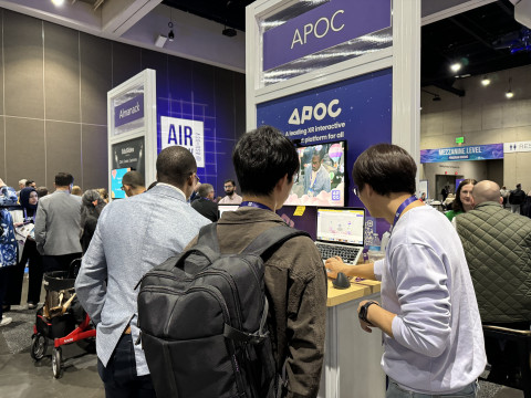 아폭(APOC) 부스에서 관람객들이 AR 콘텐츠를 체험해보고 있다