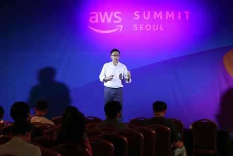 더존비즈온 송호철 플랫폼사업부문 대표가 16일 서울 코엑스에서 열린 ‘AWS 서밋 서울 2024’에서 ‘AI, 데이터 기반 Insight AX를 통한 산업 혁신 및 활용 사례’를 주제로 전 산업계의 AI 생태계 확산에 기여하는 상생의 AX 가치를 설명하고 있다
