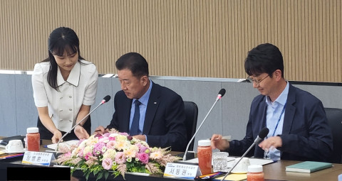 한국수자원공사 장병훈 수자원환경부문장(사진 왼쪽에서 두 번째)과 현대오토에버 서동권 내비게이션사업부장(사진 왼쪽에서 세 번째)이 양 기관 대표로 협약을 체결하고 있다