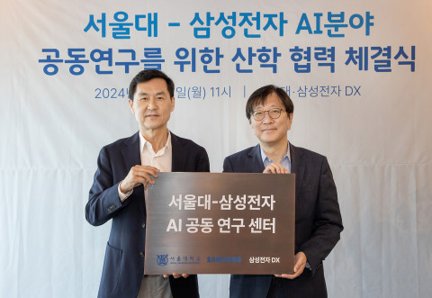 왼쪽부터 삼성전자 DX부문 CTO 겸 삼성리서치장 전경훈 사장과 서울대 김영오 공과대학장이 서울대 글로벌공학교육센터에서 ‘AI 공동연구센터’ 설립을 위한 업무협약을 체결했다