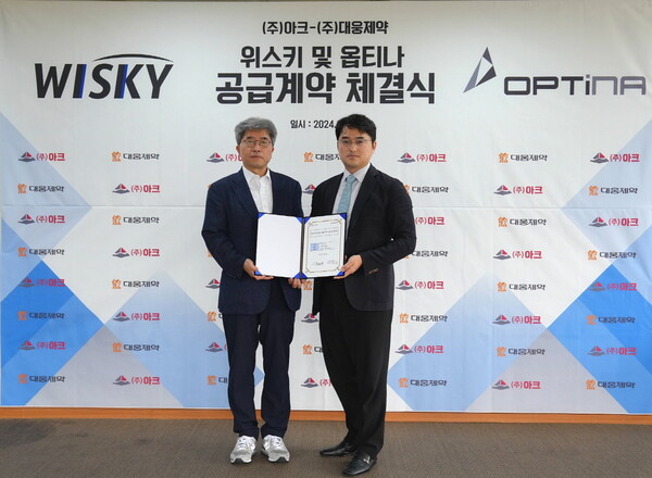 김형회 아크 대표(왼쪽)와 이창재 대웅제약 대표