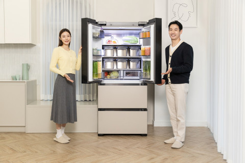삼성전자 모델들이 ‘비스포크 AI 김치플러스’를 소개하고 있다