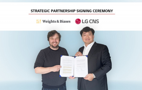 왼쪽부터 W&B CEO 루카스 비왈드(Lukas Biewald)와 LG CNS CTO 박상엽 상무가 MOU 체결식에서 기념 촬영을 하고 있다