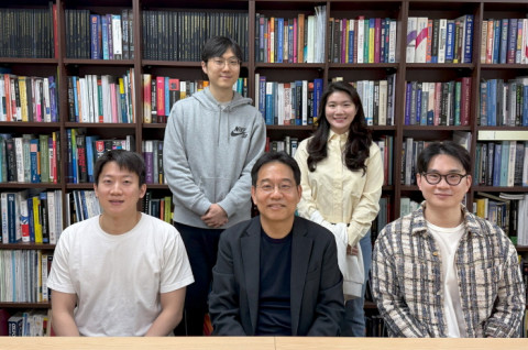 뒷줄 왼쪽부터 시계방향으로 강봉균 연구원, 목지수 연구원, 이동혁 연구원, 윤성로 교수, 이세형 연구원