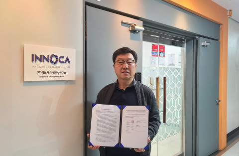 김광희 이노카 대표이사가 한국 및 영국 기관과 공동 체결한 업무협약서(MOU)를 소개하고 있다