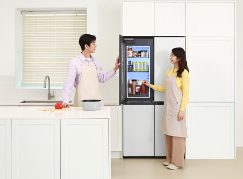 삼성전자가 ‘푸드 쇼케이스’ 도어를 적용한 ‘비스포크 AI 하이브리드 키친핏 맥스’ 냉장고를 선보였다