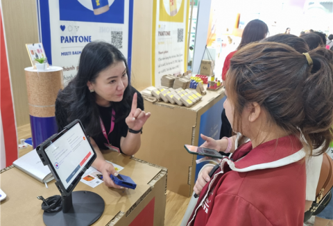 ‘2025 Danang VIETBABY’에서 ‘아네스노트’를 활용한 무역 상담 통역 서비스를 제공하고 있다